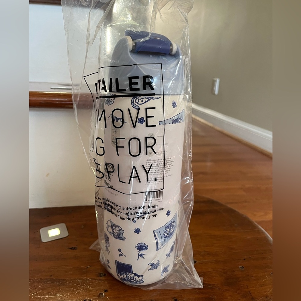 Owala Urban Outfitters Exclusive Delft Cat Print FreeSip 32 oz Water Bottle - Picture 6 of 10